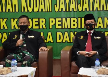 Pangdam Jaya/Jakarta Mayjen TNI Untung Budiharto bersama Imam Besar Masjid Istiqlal, Nasarudin ketika memberikan pembekalan kepada peserta Kader Bintal Jayakarta. (Foto: Dispendam Jaya)