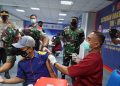 Panglima Komando Daerah Militer (Pangdam) Jaya/Jayakarta, Mayjen TNI Untung Budiharto meninjau pelaksanaan vaksinasi yang digelar di PT. Mayora Group, Jl. Raya Serang, Kelurahan Bitung, Cikupa, Kabupaten Tangerang Provinsi Banten. (Foto: Istimewa)