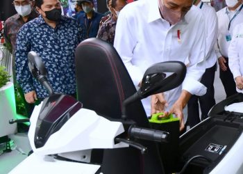 Presiden Jokowi mengisikan energi listrik untuk kendaraan bermotor saat peluncuran Kolaborasi Pengembangan Ekosistem Kendaraan Listrik di SPBU MT Haryono, Jakarta, Selasa,  22 Februari 2022.