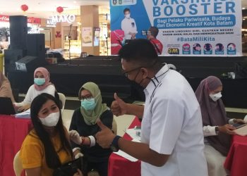 Vaksinasi Covid-19 dosis ketiga atau booster, bertempat di Kepri Mall, Batam Center.