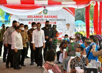 Presiden RI Joko Widodo didampingi Gubernur Ansar meninjau vaksinasi booster dan anak di Gedung Community Center Teluk Sebong. (Foto: Diskominfo Kepri)