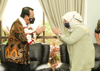 Wakil Gubernur, Marlin Agustina menyambut kedatangan Ketua Mahkamah Agung (MA), Syarifuddin di Batam. (Foto: Diskominfo Kepri)