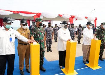 Marlin saat melepas Tim Pendistribusian Uang Rupiah di Wilayah 3T, di Pelabuhan Batu Ampar. (Foto: Diskominfo Kepri)