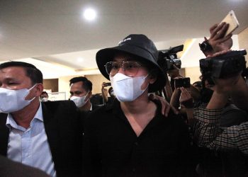 Saksi terlapor kasus aplikasi Binomo Indra Kesuma atau Indra Kenz (tengah) berjalan untuk menjalani pemeriksaan di Gedung Bareskrim Polri, Jakarta, Kamis, 24 Februari 2022 Penyidik Bareskrim melakukan pemeriksaan terhadap Indra Krenz terkait kasus dugaan penipuan investasi bodong aplikasi trading binary option Binomo. (Foto: ANTARA FOTO/Reno Esnir/tom.RENO ESNIR)