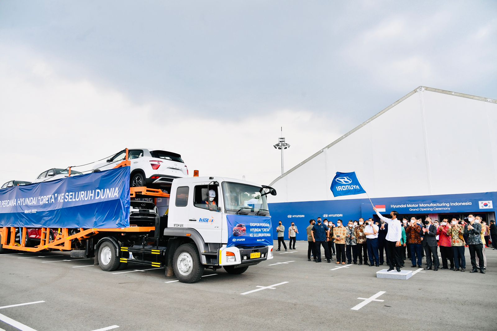 Presiden Jokowi Luncurkan Mobil Listrik Pertama Rakitan Bekasi ...