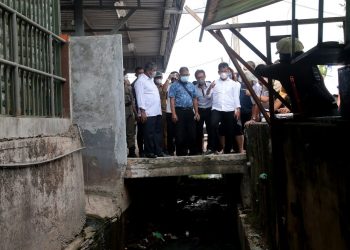 Wali Kota Batam Muhammad Rudi mengecek langsung sistem drainase. (Foto: MEDIA CENTER PEMERINTAH KOTA BATAM)