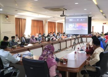 Sekretaris Daerah (Sekda) Batam, Jefridin, memimpin Rapat Koordinasi Evaluasi Hasil RKPD 2021 dan Evaluasi RPJMD 2016-2021 Periode 2021 serta Sosialisasi Pelaksanaan Evaluasi RKPD 2023. (Foto: MEDIA CENTER PEMERINTAH KOTA BATAM)