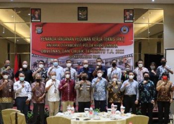 bright PLN Batam bersama Direktorat Pengamanan Obyek Vital Nasional (Dir Pamobvit) dari Kepolisian Daerah (Polda) Kepulauan Riau (Kepri) melakukan penandatanganan dan penyerahan Pedoman Kerjasama Teknis (PKT) Pengamanan Pada Objek Vital Nasional dan Objek Tertentu Tahun Angaran 2022 di Panbil, pada Rabu, 19 Januari 2022. (Foto: Bright PLN Batam)