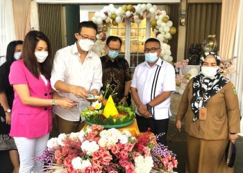 Kepala Dinas Kebudayaan dan Pariwisata (Disbudpar) Kota Batam, Ardiwinata meresmikan Harvest Decoration. (Foto: MEDIA CENTER PEMERINTAH KOTA BATAM)