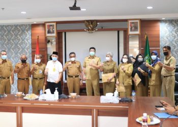 ekretaris Daerah (Sekda) Kota Batam, Jefridin Hamid melepas enam Pegawai Negeri Sipil (PNS) di linkungan Pemko Batam yang telah memasuki pensiun. (Foto: MEDIA CENTER PEMERINTAH KOTA BATAM)