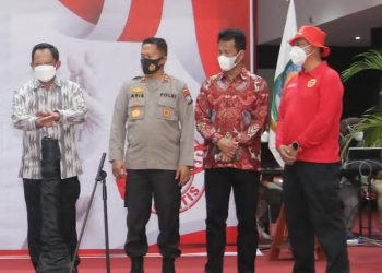 Wali Kota Batam Muhammad Rudi membersamai Mendagri Tito Karnavian dan Wamenhan M. Herindra meninjau pelaksanaan vaksinasi Covid-19 dosis booster di Vihara Maitreya Sei Panas. (Foto: MEDIA CENTER PEMERINTAH KOTA BATAM)