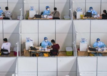 Penemuan ini dilaporkan membuat gusar warga sekitar, bahkan beberapa orang mengaitkannya dengan Covid-19. (Foto: AP/Li Bo).