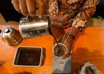 Secara umum, ketika mengonsumsi kopi, maka akan mendorong sedikit kenaikan pada tekanan darah dan juga detak jantung. (Foto: CNBC Indonesia).
