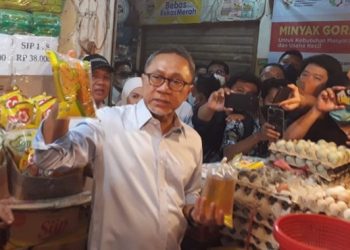 Mendag Zulkifli Hasan dan minyak goreng dalam kemasan. (Foto: Ist/pasardana.id)