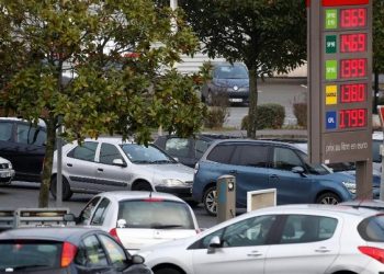 Mobil antri untuk mendapatkan gas di pom bensin karena lebih dari dua minggu rompi kuning panjang protes atas kenaikan pajak bahan bakar berdampak pada cadangan dan distribusi bahan bakar, di Saint-Sebastien-sur-Loire dekat Nantes, Prancis, 4 Desember 2018. (Foto : REUTERS / Stephane Mahe)