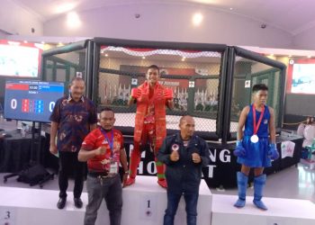 Andika Dwi Putra Sinaga (tengah) Peraih medali emas pertama Provinsi Kepulauan Riau dalam Kejurnas MMA Amatir 2022 di Jakarta, Kamis, 4 Juli 2022. (Foto: HMS/A. Ristanto).