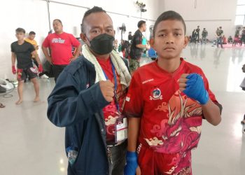 Andika Dwi Putra Putra Sinaga bersama pelatihnya Robinson Sinaga menjelang pertandingan final di Kejurnas MMA Amatir pada Kamis, 4 Agustus 2022 di Jakarta. (Foto: HMS/A. Ristanto).