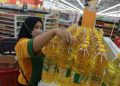 Di ritel modern, seperti Transmart, harga minyak goreng juga terpantau turun. (Foto: CNBC Indonesia).