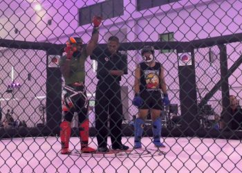 Ihsan Lani (kiri) asal Kepri yang bertanding agresif mengalahkan atlet Banten pada Kelas 65 Kg Putra Senior dalam Kejurnas Kejuaraan Nasional Mixed Martial Arts (MMA) Amatir 2022 di Jakarta, Rabu, 3 Juli 2022 malam. (Foto: Ist/A.Ristanto).