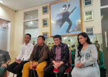 Rhoma Irama (dua dari kanan) diapit penyanyi Jawa Timur, Dara Ayu dan Wandra di Studio Soneta Records, di Depok Jawa Barat Rabu 24 Agustus 2022. (Foto: Ist/TeBe).