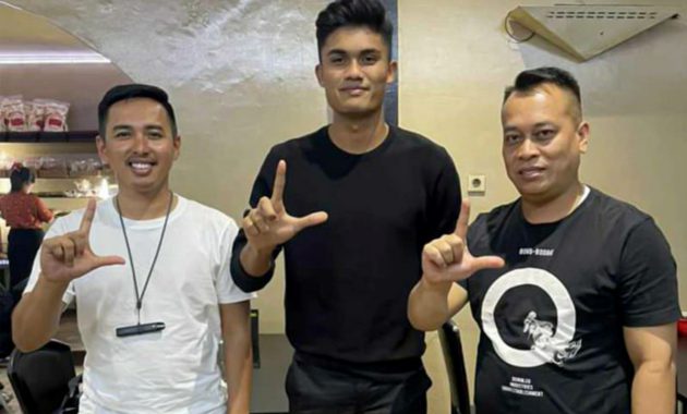 Bupati Lingga Muhammad Nizar Bersama Pesepakbola muda kelahiran Daik Kabupaten Lingga, Muhammad Ramadhan Sananta. (Foto: Pemkab Lingga)