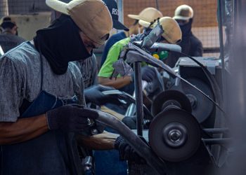 Ilustrasi Buruh. Kementerian Ketenagakerjaan (Kemnaker) mulai menyiapkan formula penetapan upah minimum provinsi (UMP) 2023. (Foto: Pixabay)