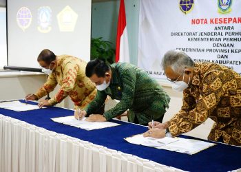 Ansar Ahmad Gubernur Kepri, Bupati Karimun Aunur Rafiq dan Plt Dirjen Perhubungan Udara Kemenhub RI menandatangani nota kesepakatan pembangunan dan pengembangan bandara RHA Karimun, di Jakarta, Rabu (21/9/2022). (Foto:Diskominfo Kepri)