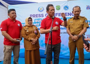 Menteri Kelautan dan Perikanan RI Sakti Wahyu Trenggono didampingi Walikota Tanjungpinang Hj. Rahma, S.IP dan Sekda Provinsi Kepri, Drs. Adi Prihantara, MM. (Foto: Diskominfo Kepri)