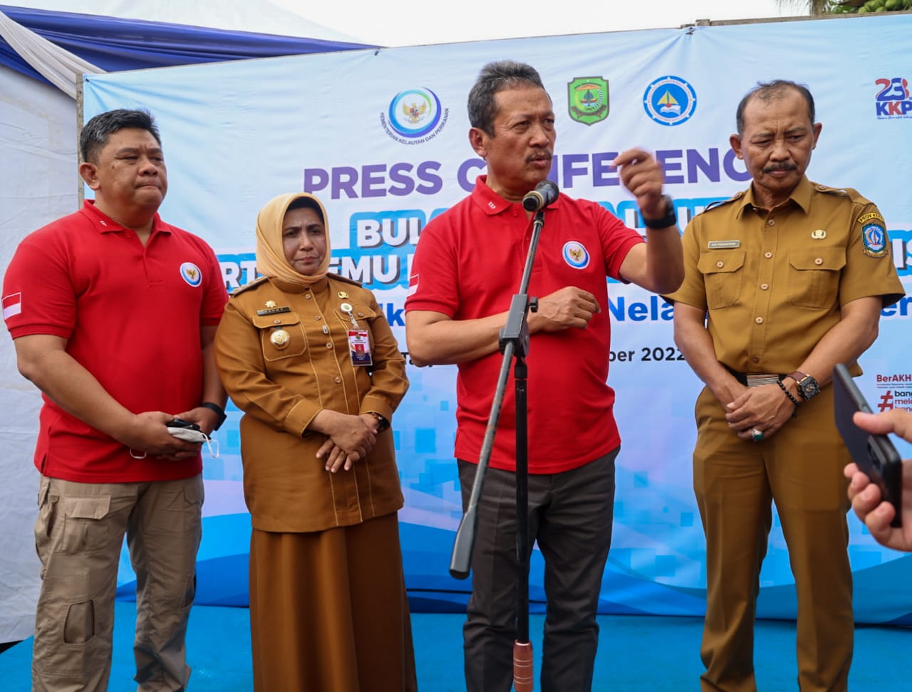 Menteri Kelautan dan Perikanan RI Sakti Wahyu Trenggono didampingi Walikota Tanjungpinang Hj. Rahma, S.IP dan Sekda Provinsi Kepri, Drs. Adi Prihantara, MM. (Foto: Diskominfo Kepri)