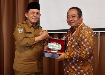 Gubernur Kepulauan Riau H. Ansar Ahmad bersama Direktur Utama PT. PLN Bright Batam Muhammad Irwansyah. (Foto: DIskominfo Kepri)