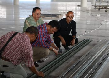 Kepala BP Batam Muhammad Rudi meninjau pengerjaan renovasi Plafon Masjid Tanjak di kawasan Bandara Hang Nadim. (Foto: Humas BP Batam)