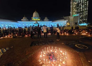 Aksi seribu lilin sebagai bentuk solidaritas tragedi Kanjuruhan. (Foto: Sarma Haratua Siregar)