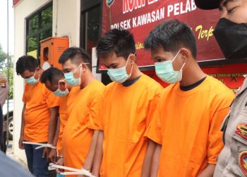 Lima pelaku pengirim PMI ilegal ke Malaysia. (Foto: Istimewa)