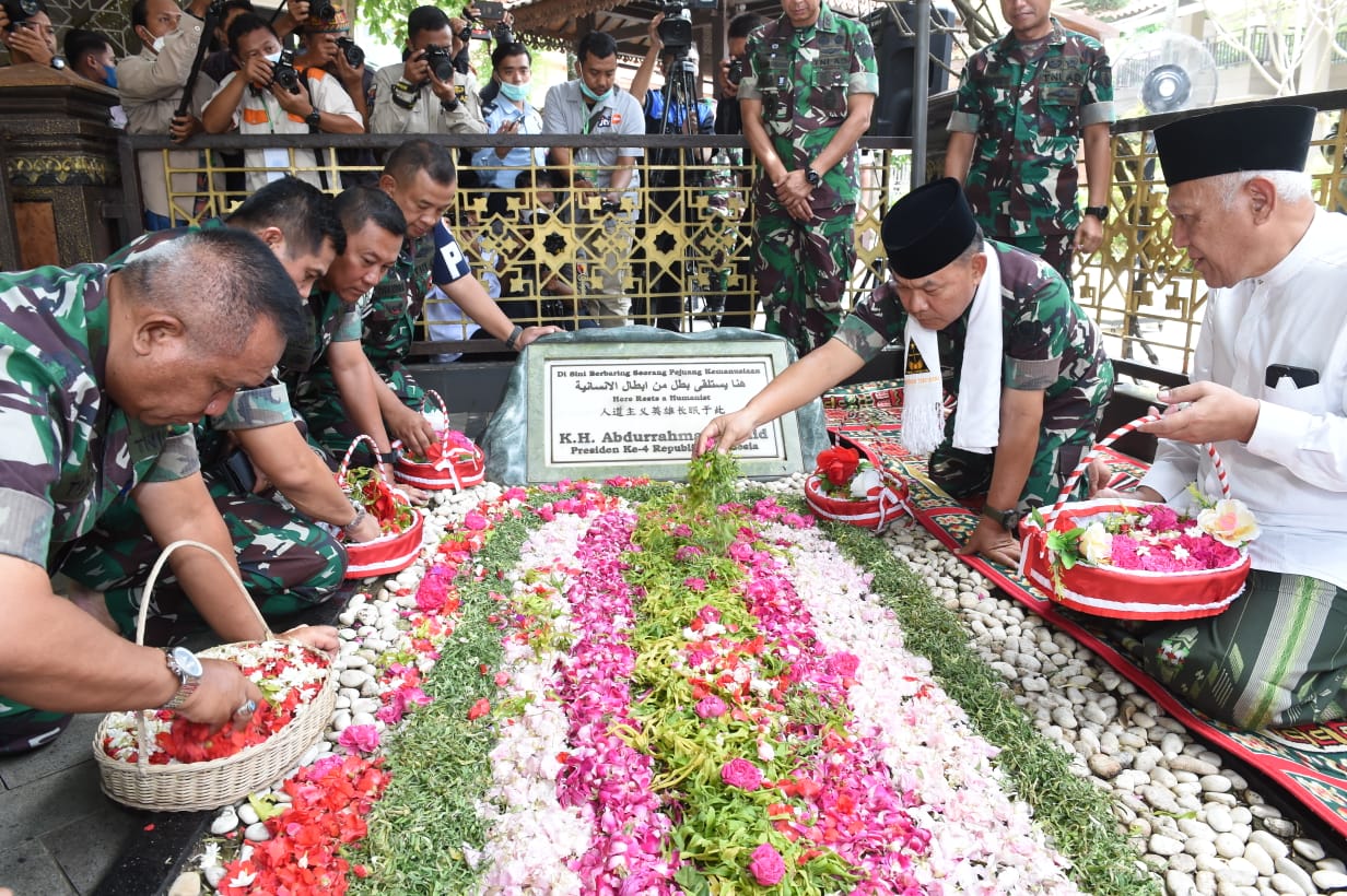 Kasad Jenderal TNI Dudung Abdurachman Berziarah Ke Makam Gusdur ...