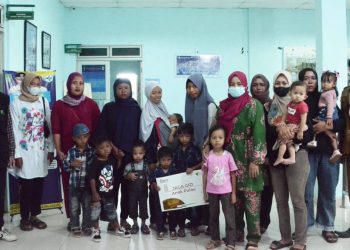 Dompet Dhuafa Kepulauan Riau bersama Majelis Taklim Telkomsel  dan Forum Posyandu Kecamatan Belakang Padang menyalurkan 12 paket gizi di Kecamatan Belakang Padang dalam program "Jaga Gizi Anak Pulau". (Foto: Muhamad Ishlahuddin)