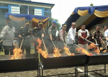 Menjalankan fungsinya sebagai Community Protector, Bea Cukai Batam lakukan pemusnahan Barang yang Menjadi Milik Negara (BMN) hasil penindakan di bidang Kepabeanan dan Cukai berupa Barang Kena Cukai (BKC) Hasil Tembakau (HT) dan Minuman Mengandung Etil Alkohol (MMEA). (Foto: Bea Cukai Batam)
