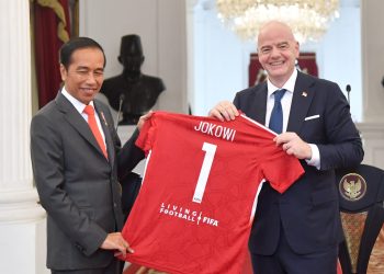 Presiden FIFA Giovani Vicenzo Infantino yg sering disapa Gianni memberi kenang-kenangan Kaos FIFA kepada Presiden Jokowi, Selasa 18 Oktober 2022 di Istana Negara. (Foto: Ist./setkab.go.id)
