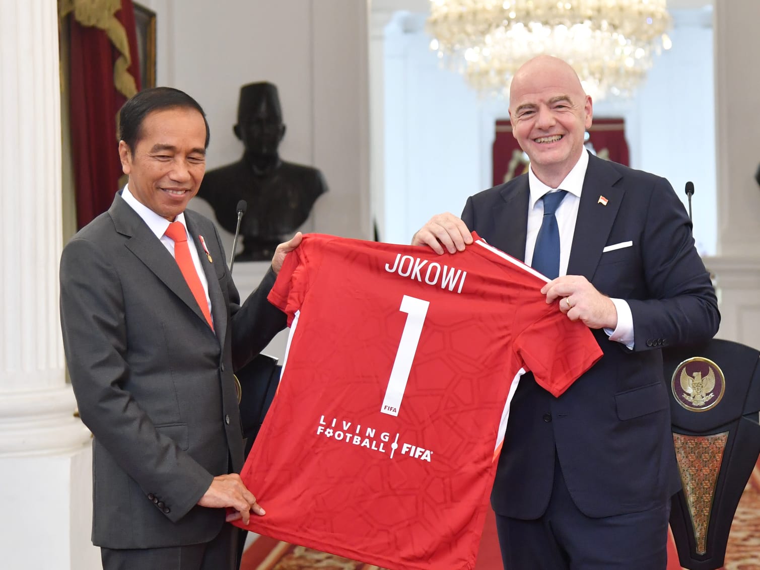 Presiden FIFA Giovani Vicenzo Infantino yg sering disapa Gianni memberi kenang-kenangan Kaos FIFA kepada Presiden Jokowi, Selasa 18 Oktober 2022 di Istana Negara. (Foto: Ist./setkab.go.id)