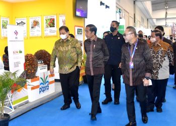 Presiden Joko Widodo diapit Menko Perekonomian Airlangga Hartarto (kiri) dan Menteri Perdagangan Zulkifli Hasan (kanan) melihat langsung contoh komoditas ekspor setelah membuka Trade Expo Indonesia (TEI) ke-37 di Hall Nusantara, Indonesia Convention Exhibition (ICE) BSD City, Kabupaten Tangerang, Provinsi Banten, Rabu 19 Oktober 2022.(Foto: Ist./setkab.go.id).