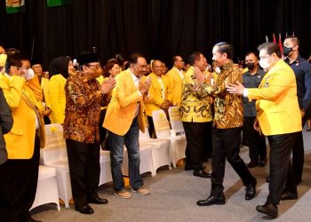 Presiden Joko Widodo disambut Ketua Umum Partai Golkar Airlangga Hartarto (kanan) ketika menghadiri HUT ke-58 Partai Golkar, Jakarta International Expo, Kemayoran Jumat 21 Oktober 2022.(Foto: Ist./laraspostonline.com).