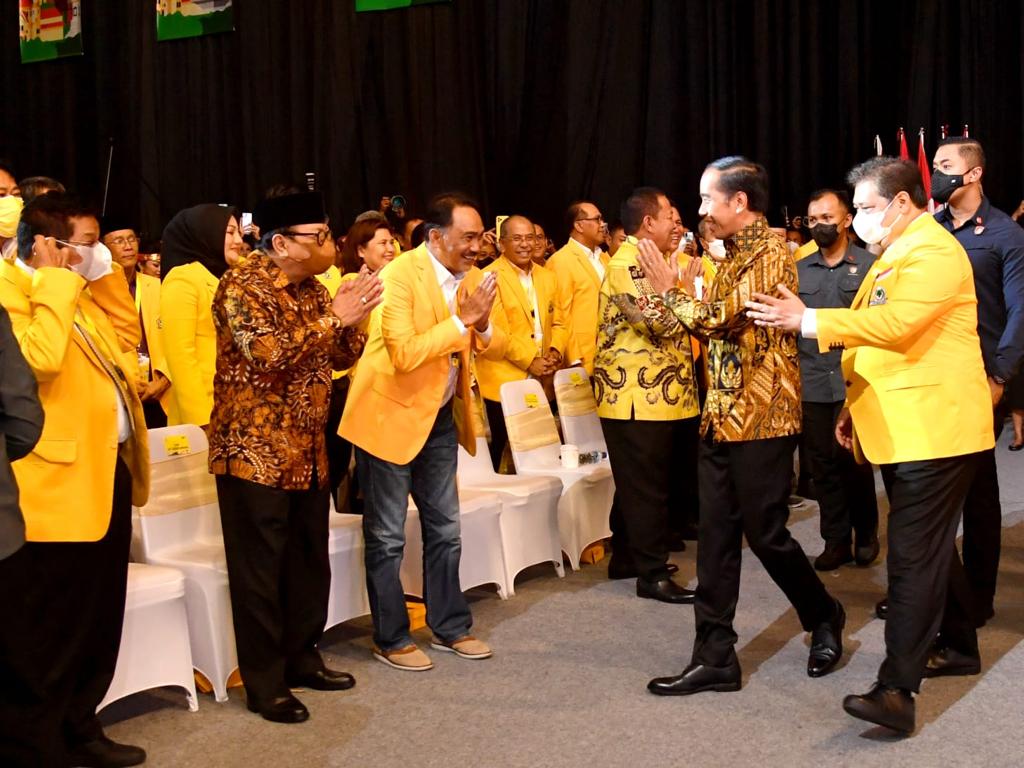 Presiden Joko Widodo disambut Ketua Umum Partai Golkar Airlangga Hartarto (kanan) ketika menghadiri HUT ke-58 Partai Golkar, Jakarta International Expo, Kemayoran Jumat 21 Oktober 2022.(Foto: Ist./laraspostonline.com).