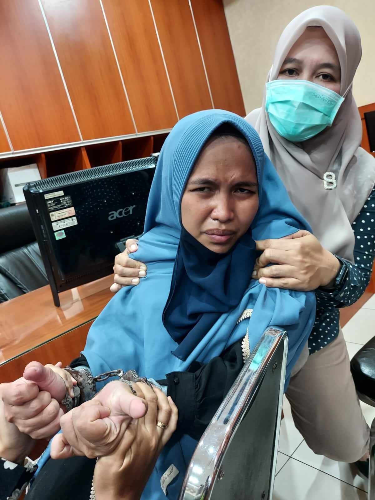 Wajah Siti Eliana perempuan yang membawa senjata api dengan tingkah laku mencurigakan di dekat pos utama Paspampres di depan Istana Merdeka, Jakarta setelah berhasil diamankan oleh anggota Paspampres. (Foto: Ist./laraspostonline com).