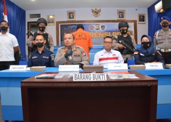 Wadir Dit Polairud Polda Kepri AKBP Cakhyo Dipo Alam, S.Ik didampingi oleh Kepala BP3MI Kepulauan Riau, Amingga M. Primastito dan Tim DVI Bid Dokkes Polda Kepri Pembina drg Dian Ratna Wulansari saat Konferensi Pers di Aula Mako Dit Polairud Polda Kepri, Sekupang. Rabu (23/11/2022). (Foto:Ist/ Polda Kepri)