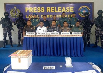 Komandan Lanal DBS, Letkol Laut (P) Faruq Dedy Subiantoro Beserta Jajaran Forkopimda Lingga Saat Menggelar Konferensi Pers Terkait Penemuan Box Berisi Narkotika Jenis Sabu-Sabu.