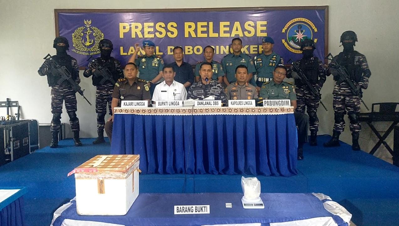 Komandan Lanal DBS, Letkol Laut (P) Faruq Dedy Subiantoro Beserta Jajaran Forkopimda Lingga Saat Menggelar Konferensi Pers Terkait Penemuan Box Berisi Narkotika Jenis Sabu-Sabu.