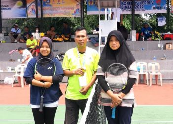 Atlet tenis lapangan Putri Batam meraih perunggu usai dikalahkan pemain Bintan pada babak final beregu putri diajang Porprov Kepri 2022 Jumat (11/11).