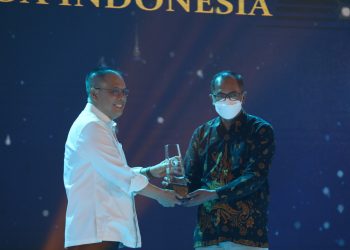 Caption: Anggota Bidang Pengelolaan Kawasan dan Investasi BP Batam Sudirman Saad menyerahkan penghargaan kepada Pelaku Usaha dalam Anugerah Investasi 2022 pada 26 Oktober lalu. (Foto: BP Batam)