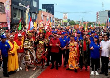 Gubernur Kepulauan Riau H. Ansar Ahmad saat membuka Pawai Tatung Batam-Kepri 2022 di Komplek Bumi Indah, Nagoya, Kota Batam. (Foto: Diskominfo Kepri)