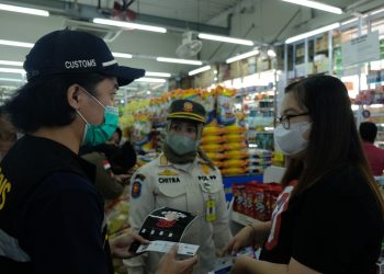 Bea Cukai Batam bersama Satuan Polisi Pamong Praja (Satpol PP) Batam melakukan penyuluhan kepada masyarakat terkait ketentuan cukai dan barang kena cukai ilegal. (Foto: Bea Cukai Batam)
