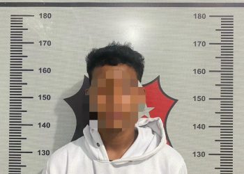 Personel Polisi Polresta Tanjungpinang mengamankan tiga orang pemuda yang melakukan tindak kriminal pembobolan sebuah warung, Kamis (10/11).